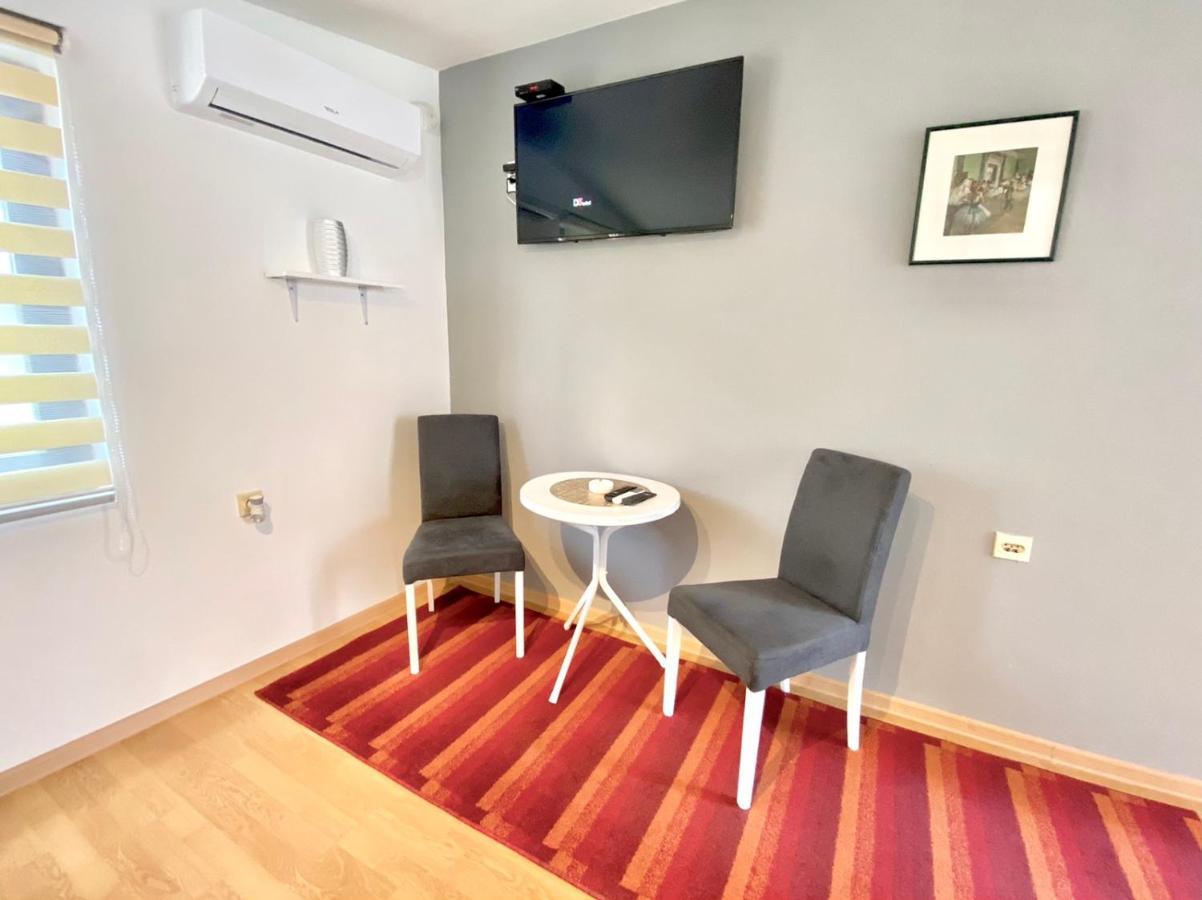Viv Apartment 3 Nis Luaran gambar